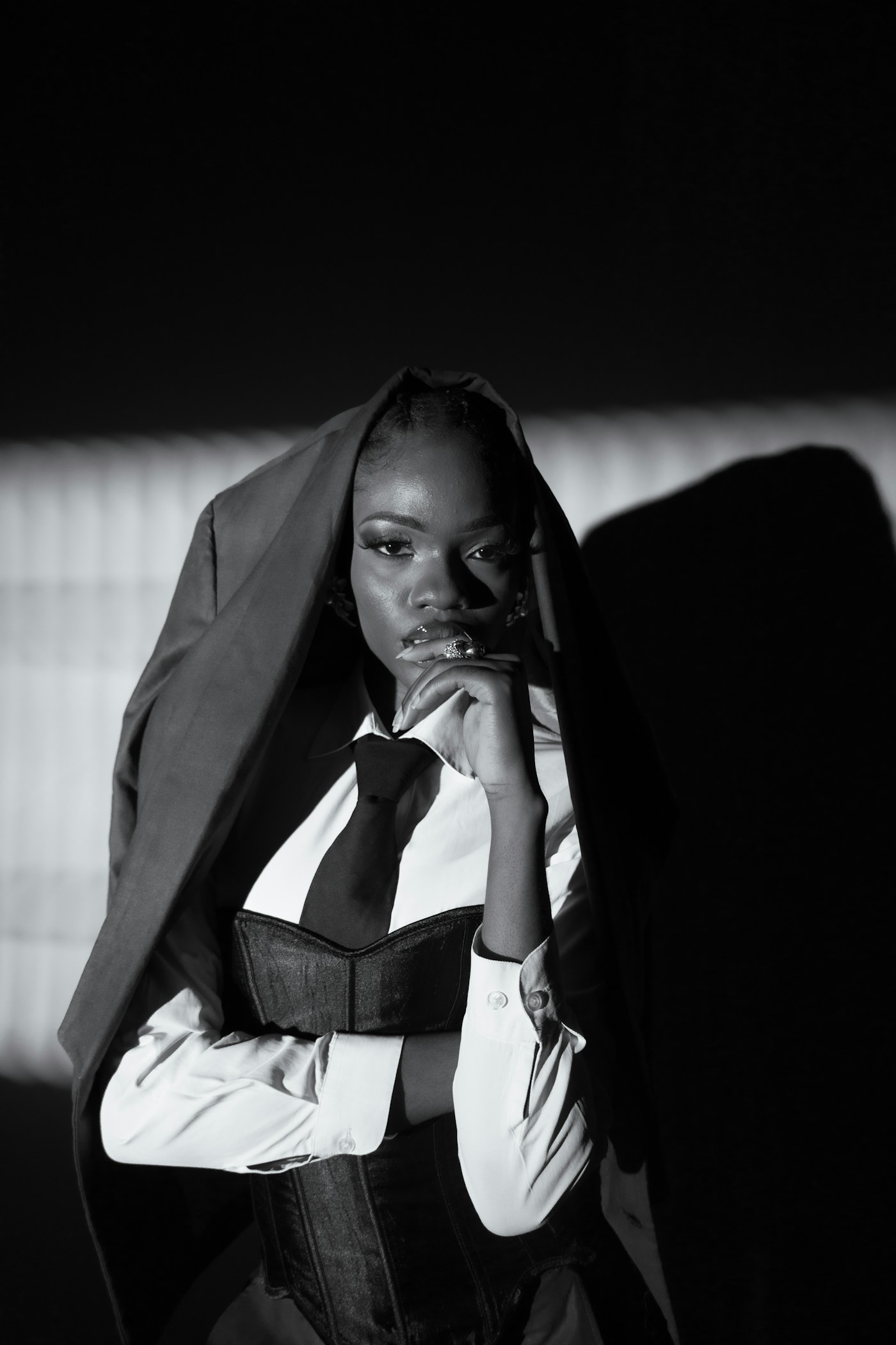 Portrait de mode en noir et blanc, chemise blanche et silhouette structurée